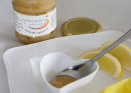 vasetto di miele di corbezzolo aperto con limone